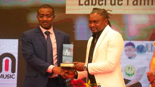 AZAYA,-Lauréat-du-trophée-du-meilleur-artiste-étranger-des-FOLY-AWARDS-2021-à-Bamako