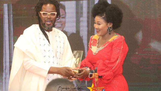 Safi Diabate prends le trophé de la meilleure chanson de l&rsquo;année 2021 des FÔLY AWARDS de Renouveau TV