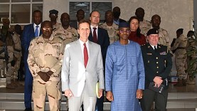 Le Colonel Sadio Camara avec la délégation danois