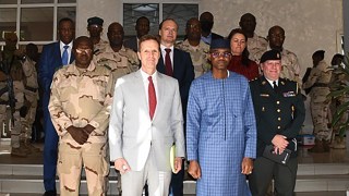Le Colonel Sadio Camara avec la délégation danois
