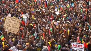 Au moins un millier de personnes ont défilé le vendredi 1er avril 2022 pour exiger le retrait du Mali de la Cédéao