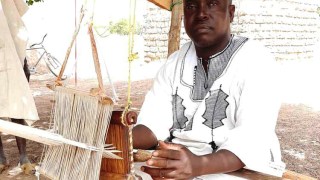 Lamissa Bamba dit Kadiolo Naby sur le métier de tissage du Centre de Promotion Artisanal de Nakomo