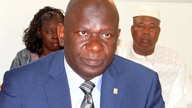 Le-M5-lorgne-le-fauteuil-d’Assimi