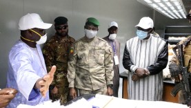 Le président Assimi Goïta dans une usine d&rsquo;égrénage du coton à Koutiala le samedi 19 mars 2022