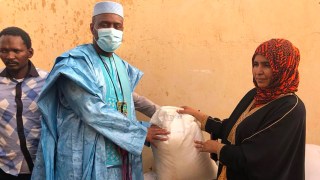 Moussa-Mara-était-à-Gao-pour-distribuer-des-vivres-à-l&rsquo;occasion-du-mois-saint-du-Ramadan