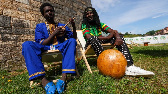 adama-sidibe-(a-gauche)-et-alassane-samake-forment-le-groupe-sahel-roots-qui-vient-du-mali-photo-er-michael-desprez