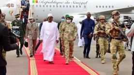 Colonel-Assimi-GOÏTA-a-accueilli-son-homologue-sénégalais,-Macky-SALL-à-l&rsquo;aéroport-international-Modibo-KEÏTA-de-Bamako-Senou-6_n