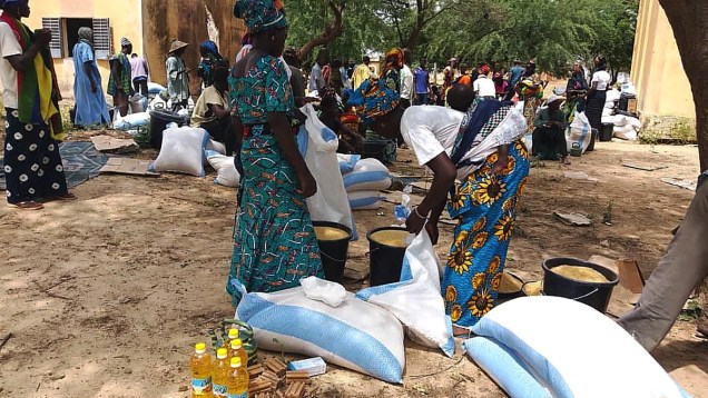 Distribution d&rsquo;aide alimentaire à Madougou