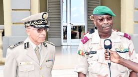 Le Directeur central du service de santé des Armées, Général de brigade Mohamed Alpha Diaw, et son hôte de l’Algérie, Général Major Ourrad El-Mountassir