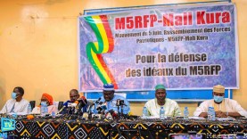 Le présidium lors de la présentation officielle à la presse du nouveau Comité stratégique du M5-Mali Kura