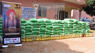 Djénéba Seck sèche les larmes des veuves et orphelins de l’armée avec une importante quantité de vivres