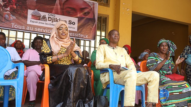 Remise de 200 kits alimentaire aux enfants du Centre d’Accueil et de Placement Familial (CAPF) par l&rsquo;ONG Djikiya SO. Crédit photo © Boub’s SiDiBE