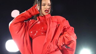 11-13 Rihanna était habillée d&rsquo;une combinaison rouge pour son show de mi-temps
