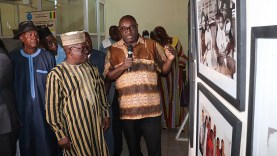 Andogoly Guindo, ministre de l’Artisanat, de la Culture de l’Industrie Hôtelière et du Tourisme visitant l’expo-photos dédiée ç Salif Kéita à la Pyramide du Souvenir
