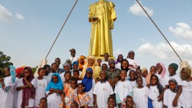 Colonie des enfants du site des déplacés de Faladiè en excursion à la Tour de l&rsquo;Afrique et au Mémorial Modibo Kéïta avec Mariam KEITA, la Présidente de l&rsquo;ONG DJIKIYA SO. Crédit photo © Boub’s SiDiBÉ | digital Studio