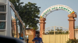 Colonie des enfants du site des déplacés de Faladiè en excursion à la Tour de l&rsquo;Afrique et au Mémorial Modibo Kéïta avec Mariam KEITA, la Présidente de l&rsquo;ONG DJIKIYA SO. Crédit photo © Boub’s SiDiBÉ | digital Studio