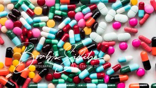 CANAM-vue-aérienne-de-diverses-médicaments-pilules-médicales-pharmaceutiques