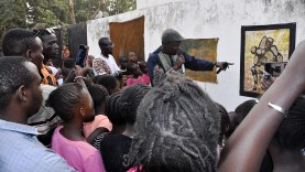 L’artiste plasticien Idrissa Domno Goro expliquant le message de ses œuvres au public