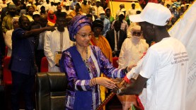 Mme Bagayoko Aminata Traoré, ministre de l’Entreprenariat national, de l’Emploi et de la Formation professionnelle, remet le drapeau à un stagiaire de l&rsquo;APEJ