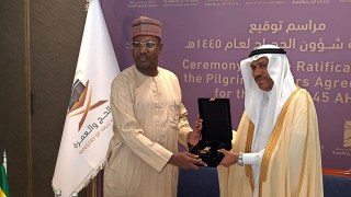 Le Directeur général de la Maison du hadj, Dr Abdoul Fatah Cissé, reçoit la distinction attribuée par autorités saoudiennes pour la bonne organisation du Hadj 2023