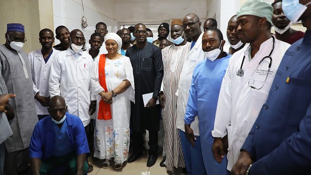 Le ministre de la Santé et du Développement social, Colonel Assa Badiallo Touré a passé le réveillon du Nouvel an sur le terrain aux côtés du personnel soignant
