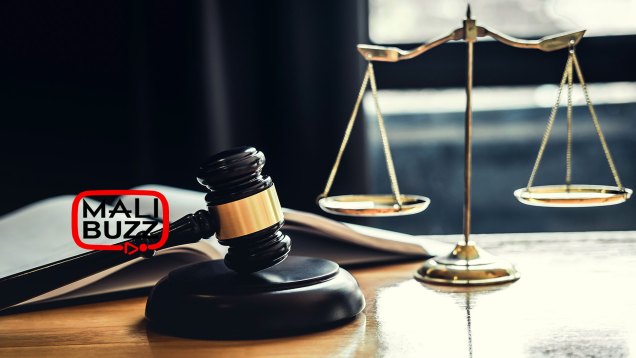 Marteau-de-juge-avec-échelle-de-justice