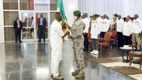 Remise-du-drapeau-aux-Aigles-du-Mali-par-le-Président-de-la-Transition,-Son-Excellence-le-Colonel-Assimi-GOÏTA