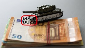 Concept-de-crise-économique-Char-militaire-miniature-sur-des-billets-en-euros