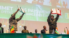 Général de brigade Abdourahamane Tiani du Niger et le Colonel Assimi Goïta brandissant l’acte fondamentale de la création de la confédération de l’AES à Niamey