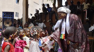 La Marraine Mme Dicko Aminata Dicko remettant des cadeaux aux enfants de l’Ecole privée La Victoire