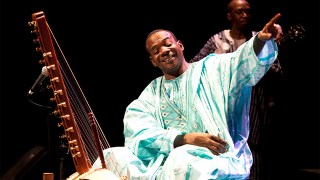 La-légende-de-la-kora,-Toumani-Diabaté,-s’éteint-à-Bamako-à-l’âge-de-58-ans