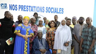 Le Directeur Général de l’INPS, M. Ousmane Karim Coulibaly, ave des collaborateurs et les nouveaux bénéficiaires de l&rsquo;Assurance Volontaire