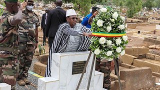 Dépôt-de-gerbe-de-fleurs-sur-la-tombe-de-Modibo-Keïta-par-Premier-ministre-Dr.-Choguel-Kokalla-Maïga