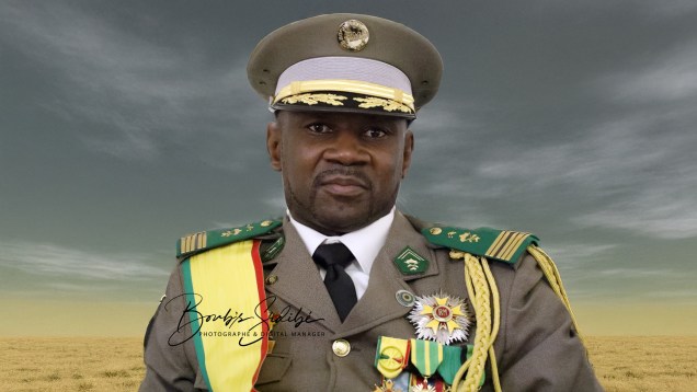 Colonel-Assimi-Goita,-le-lion-du-Sahel-sur-un-fond-représentant-la-région-sahélienne