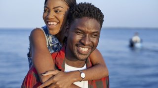 Couple-romantique-debout-à-la-mer-portrait