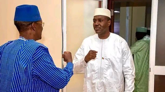 Au revoir lles adieux Abdoulaye Maïga et Choguel Kokalla Maïga lors de la cérémonie de passation de service à la Primature