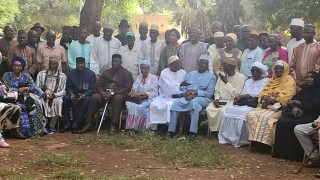 Me Mountaga Tall entouré des doyens et des jeunes diplômés maliens