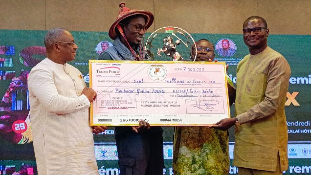 Le-Prix-ALT-d’une-valeur-07-millions-décerné-au-réalisateur-malien-Boubacar-Gakou-TOURE-pour-son-film-long-métrage-documentaire-«-Klema,-la-saison-sèche-»