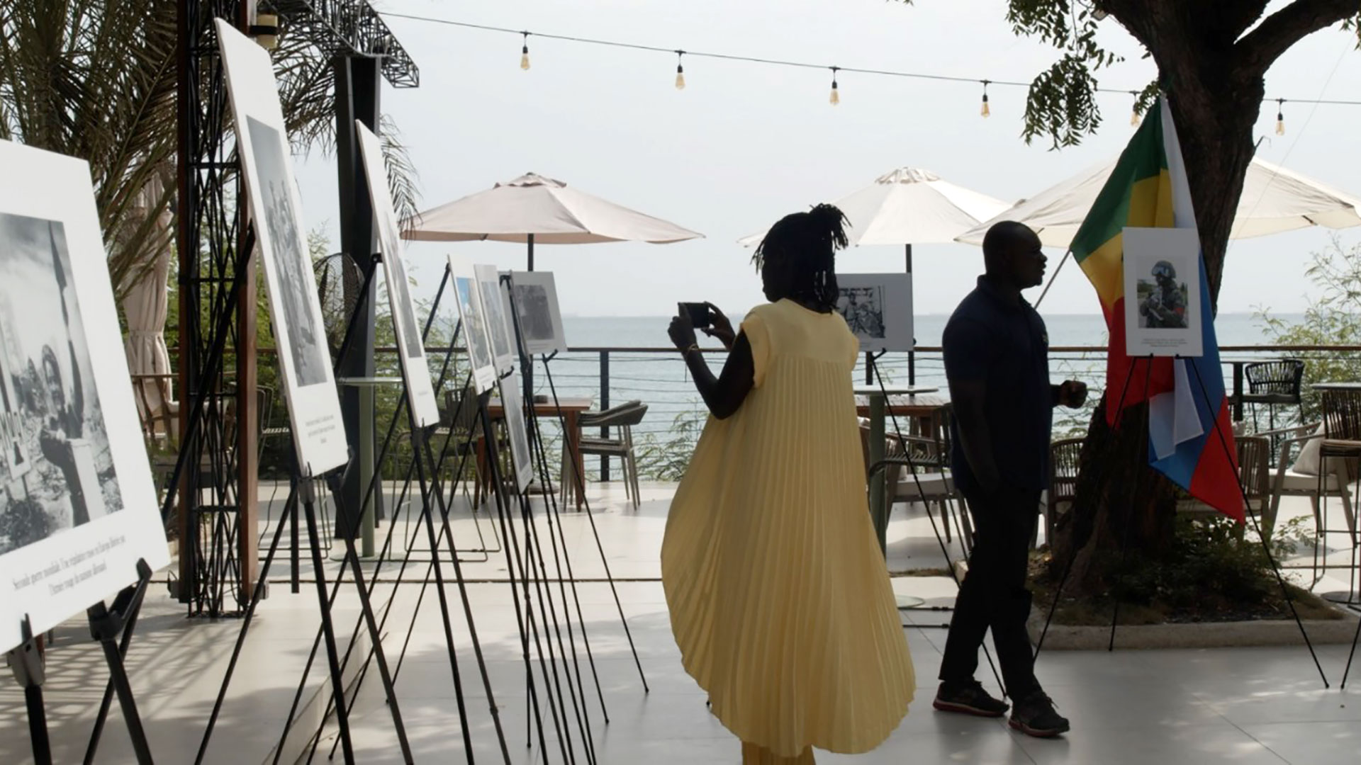 Visiteurs à l’exposition photo « La Grande Russie ! La Grande Victoire ! » à Dakar, organisée par l’Ambassade de Russie dans le cadre du dialogue culturel entre la Russie et l’Afrique.