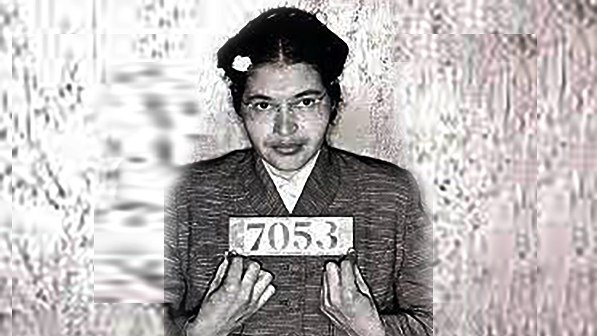 Portrait de Rosa Parks tenant le numéro 7053 après son arrestation à Montgomery en 1955