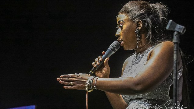 Mariam Bah Lagaré sur la scène du Festival International Hola Bamako, au Musée National du Mali  | Crédit photo © Boub´s SiDiBÉ